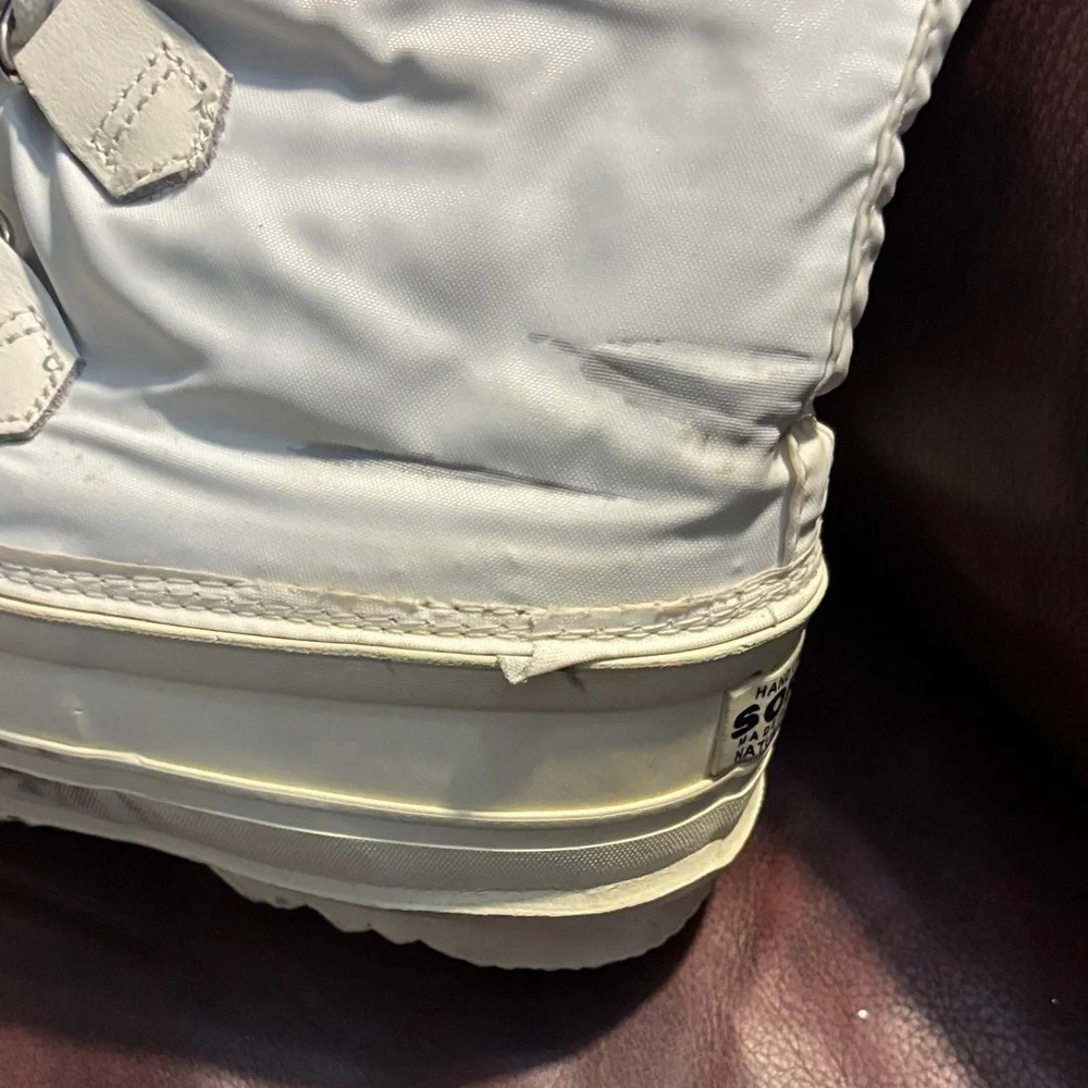 Sorel Snowlion White Winter Boots size 8 *FLAW